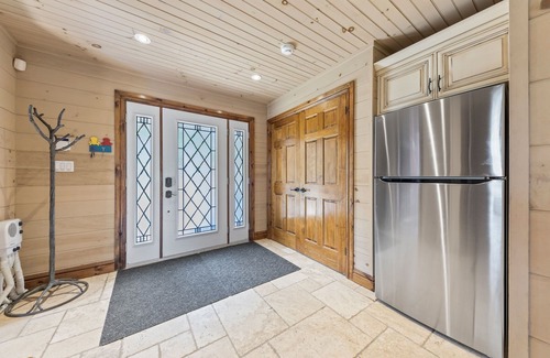 Big Chute Cottage | Inviting Muskoka Lake Retreat: 5 Bedrooms with Hot Tub