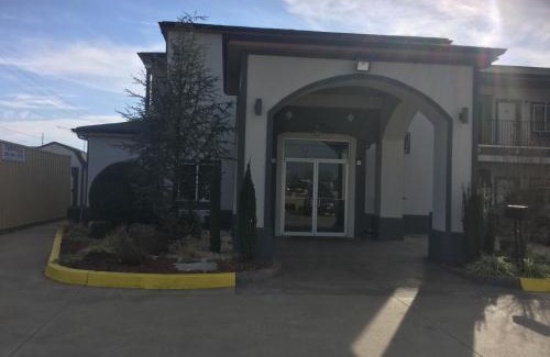 Muskogee Hotel | Family-Friendly Muskogee Inn: Accessible Stay with Kitchen