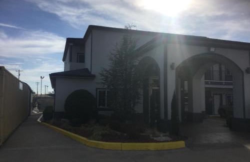 Muskogee Hotel | Family-Friendly Muskogee Inn: Accessible Stay with Kitchen