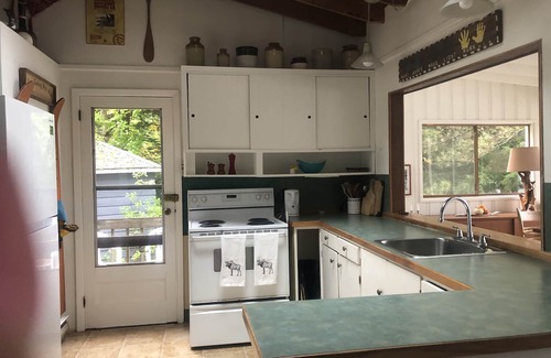 Torrance Cottage | Cozy Muskoka Cottage Near Bala with Lake Views & Amenities