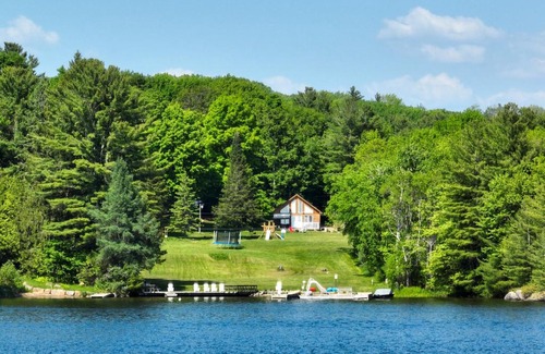 Muskoka Lakes Ski Chalet | Discover Muskoka Lakefront 3-Bdrm Chalet with Private Beach