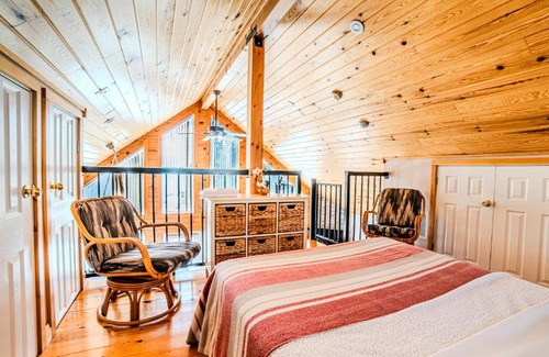 Muskoka Lakes Ski Chalet | Discover Muskoka Lakefront 3-Bdrm Chalet with Private Beach