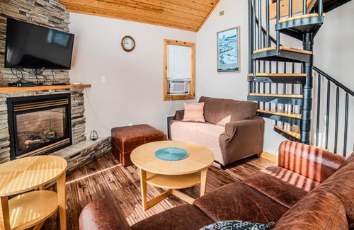 Muskoka Lakes Ski Chalet | Discover Muskoka Lakefront 3-Bdrm Chalet with Private Beach