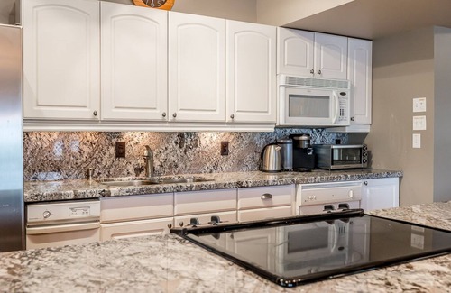Gravenhurst Cottage | Experience Muskoka Lakeshore Cottage Bliss for All Seasons