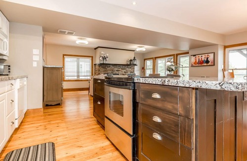 Gravenhurst Cottage | Experience Muskoka Lakeshore Cottage Bliss for All Seasons