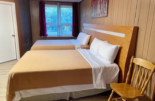 Gravenhurst Hotel | Cozy Muskoka Nights Motel with Breakfast & Family Amenities