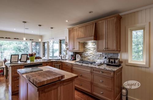Torrance Cottage | Discover Muskoka Paradise: Inviting Retreat with Hot Tub