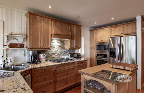 Torrance Cottage | Discover Muskoka Paradise: Inviting Retreat with Hot Tub