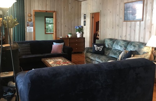 Port Stanton Cottage | Muskoka Point Zen - Lake Beach HotTub Wifi Toys. SUMMER MINIMUM 3 Nights