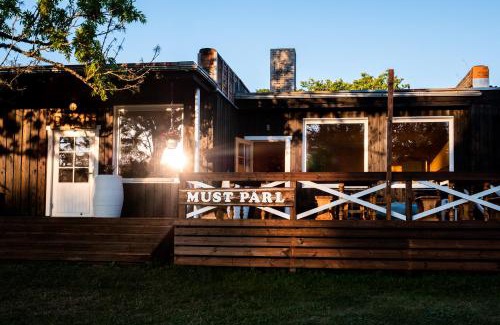 Abruka Apartment | Discover Must Pärl Abrukas: Family-Friendly Escape