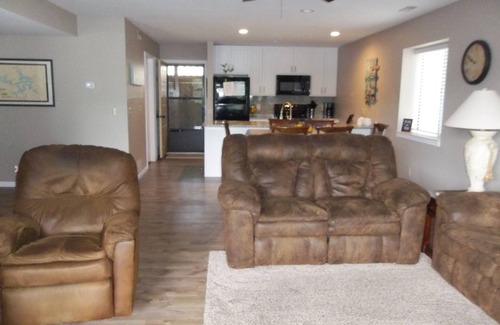 Lake Ozark Condo | Explore a Beautiful Condo Steps from Docks with Pool Access