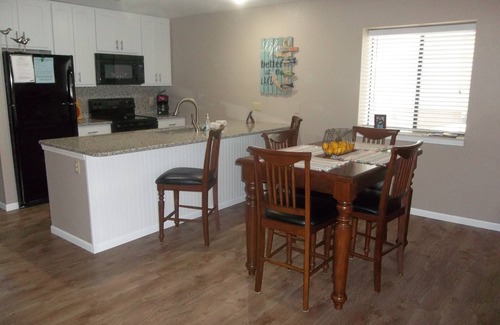 Lake Ozark Condo | Explore a Beautiful Condo Steps from Docks with Pool Access