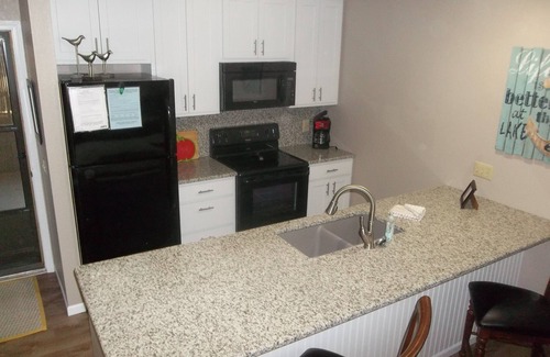 Lake Ozark Condo | Explore a Beautiful Condo Steps from Docks with Pool Access