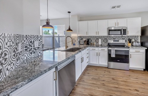 Mirador Estates House | Discover a 3-Bedroom Downtown Gilbert Gem with Ocean Views