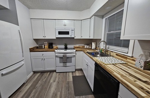 Crystal River House | Unmissable Stay! Guest Rated 10/10 with Pool & Spa