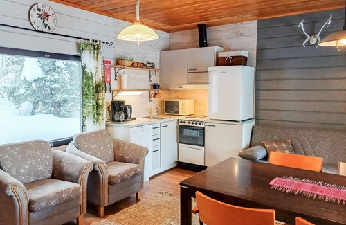 Rukatunturi House | Relaxing Mustalampi 4 Kyyhkynen with Spa & Lake Views