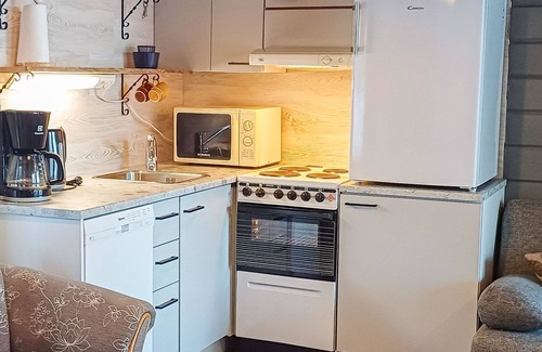 Rukatunturi House | Relaxing Mustalampi 4 Kyyhkynen with Spa & Lake Views
