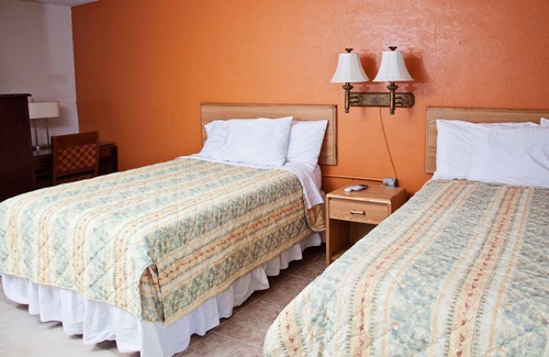 Big Lake Hotel | Budget-Friendly Mustang Motel with Spa & Breakfast Amenities