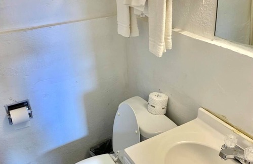 Big Lake Hotel | Budget-Friendly Mustang Motel with Spa & Breakfast Amenities