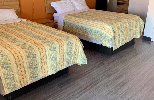 Big Lake Hotel | Budget-Friendly Mustang Motel with Spa & Breakfast Amenities