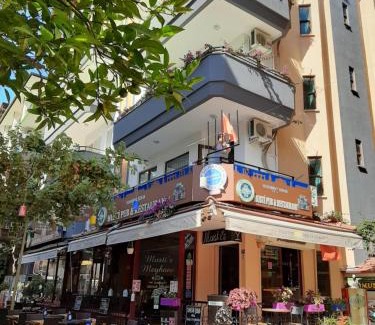 Alanya Apartment | Musti Apart Hotel: Oceanfront Retreat with Pool & Pet-Friendly