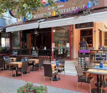 Alanya Apartment | Musti Apart Hotel: Oceanfront Retreat with Pool & Pet-Friendly