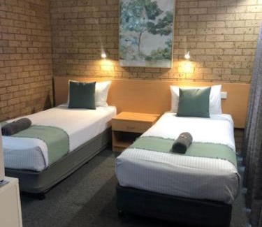 Muswellbrook Hotel | Relax at Muswellbrook Motor Inn with Pool and Oceanfront Views