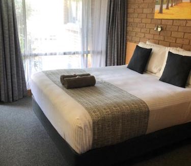 Muswellbrook Hotel | Relax at Muswellbrook Motor Inn with Pool and Oceanfront Views