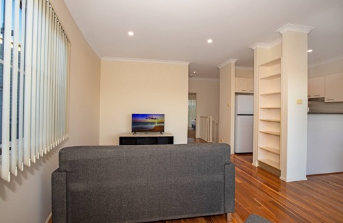 Muswellbrook Villa | Muswellbrook Villa 2 - Spacious, Comfy, Full Amenities - Shared Garden and Pool
