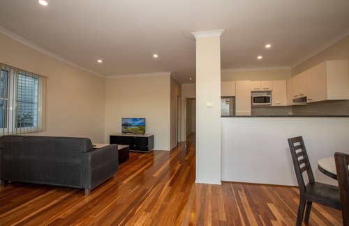 Muswellbrook Villa | Muswellbrook Villa 2 - Spacious, Comfy, Full Amenities - Shared Garden and Pool