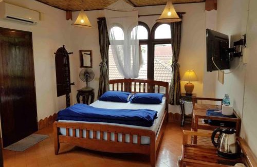 Nong Khai House | Budget-Friendly Mut Mee Garden Guest House with Restaurant
