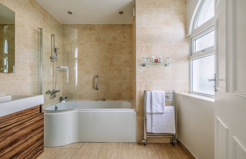 Westcliff-on-Sea Hotel | Comfortable Muthu Westcliff Hotel Near London Southend Airport