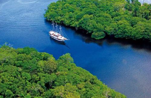 Centro Boat Rental | Discover MV Desafio: Pet-Friendly Oasis with Ocean Views