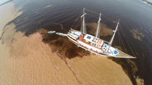 Centro Boat Rental | Discover MV Desafio: Pet-Friendly Oasis with Ocean Views