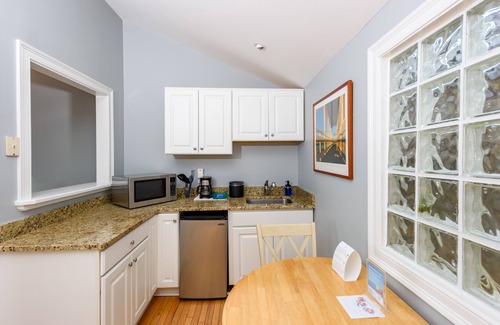 Oak Bluffs Hotel | Relax at MV Surfside Hotel with Ocean Views & Family Amenities