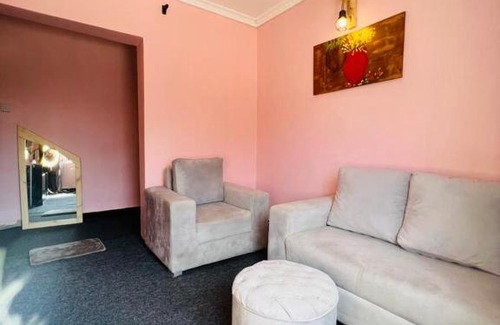 Dar es Salaam House | Pet-Friendly Mwaipyana BnB: Ideal for Families and Travelers
