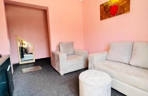 Dar es Salaam House | Pet-Friendly Mwaipyana BnB: Ideal for Families and Travelers
