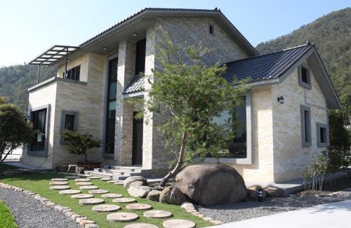 Puli House | Welcoming MY B&B: Cozy Stay with Kitchen & Fireplace