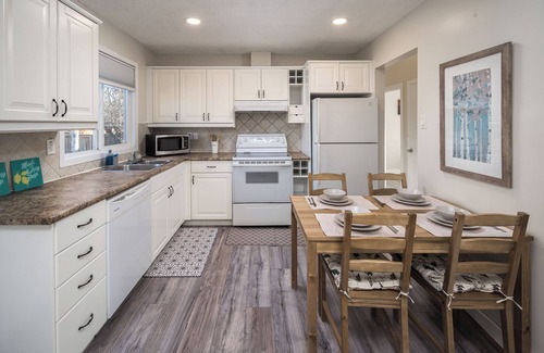 Willow Park House | Cozy Getaway: Your Beloved Home Awaits with Breakfast