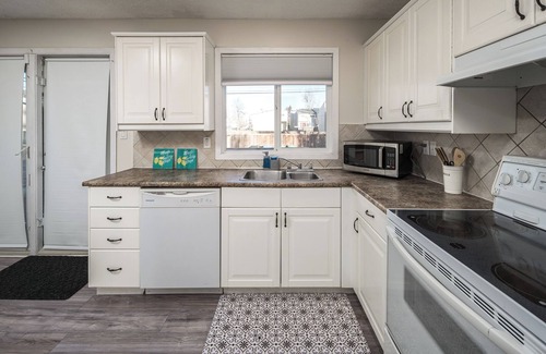Willow Park House | Cozy Getaway: Your Beloved Home Awaits with Breakfast