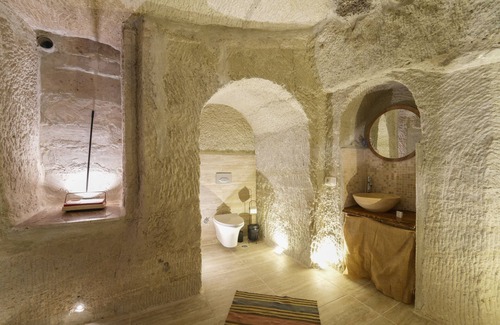Nar Hotel | Cozy My Cave Suites: Spa Bliss & Family Amenities Await!