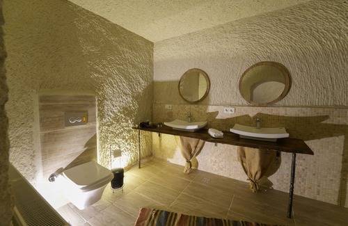 Nar Hotel | Cozy My Cave Suites: Spa Bliss & Family Amenities Await!