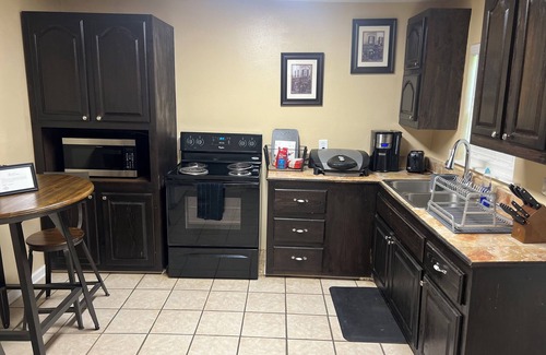 Baton Rouge House | Pet-Friendly My Lil Red House with Ocean View & Breakfast
