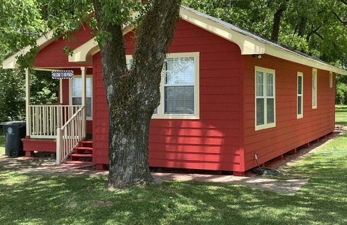 Baton Rouge House | Pet-Friendly My Lil Red House with Ocean View & Breakfast