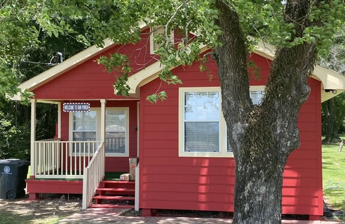 Baton Rouge House | Pet-Friendly My Lil Red House with Ocean View & Breakfast