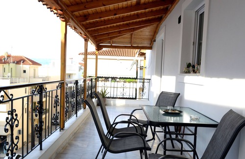 Nafplion City Centre Apartment | Modern New Town Apartment with Breakfast & Kitchen Access