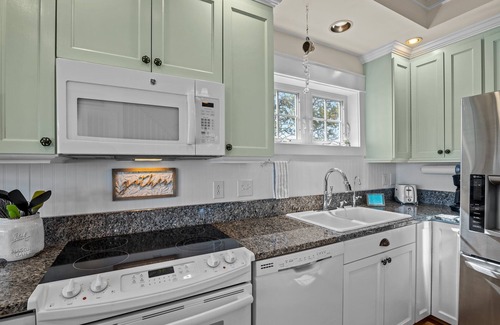Merritt House | My Pointe of View - Waterfront Retreat with Pet-Friendly Perks