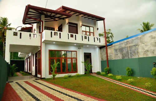 Hikkaduwa Villa | Oceanfront Villa with 5 Air-Conditioned Bedrooms