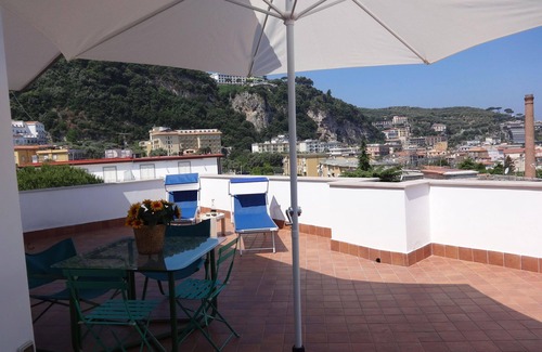 Sorrento Historic Centre Apartment | Guest Rated: 10/10 Apartment Snicher with Pool & Ocean View