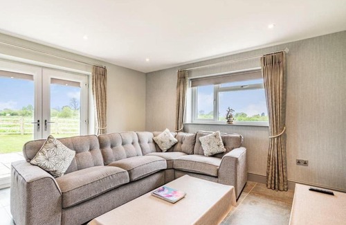 Blackburn House | Experience Mya Cottage: Family-Friendly Retreat with High Ratings